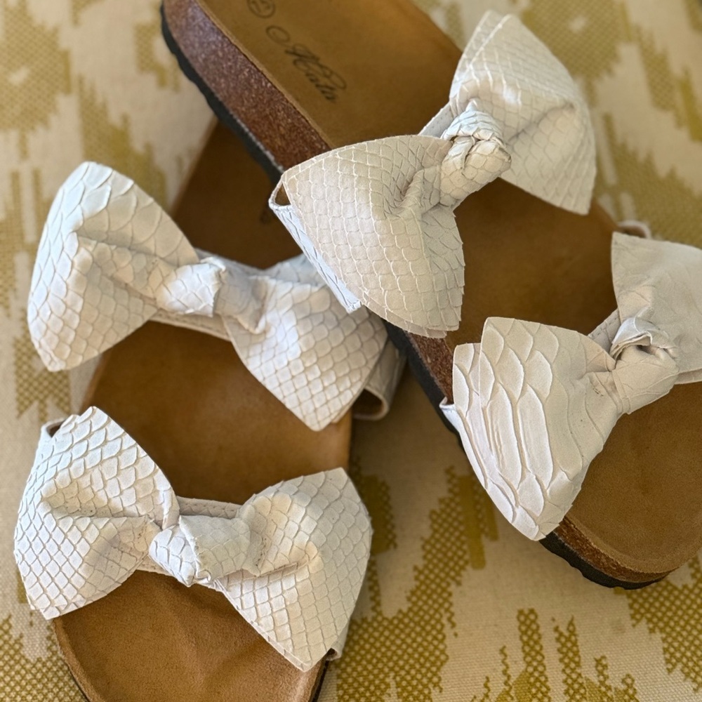 Mata Shoes White Sandals with Textured Bow